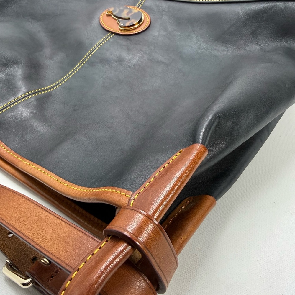 Vintage Dooney & Bourke Smooth Leather Hobo Bag w/ Tortoise Duck Medallion - Picture 9 of 13
